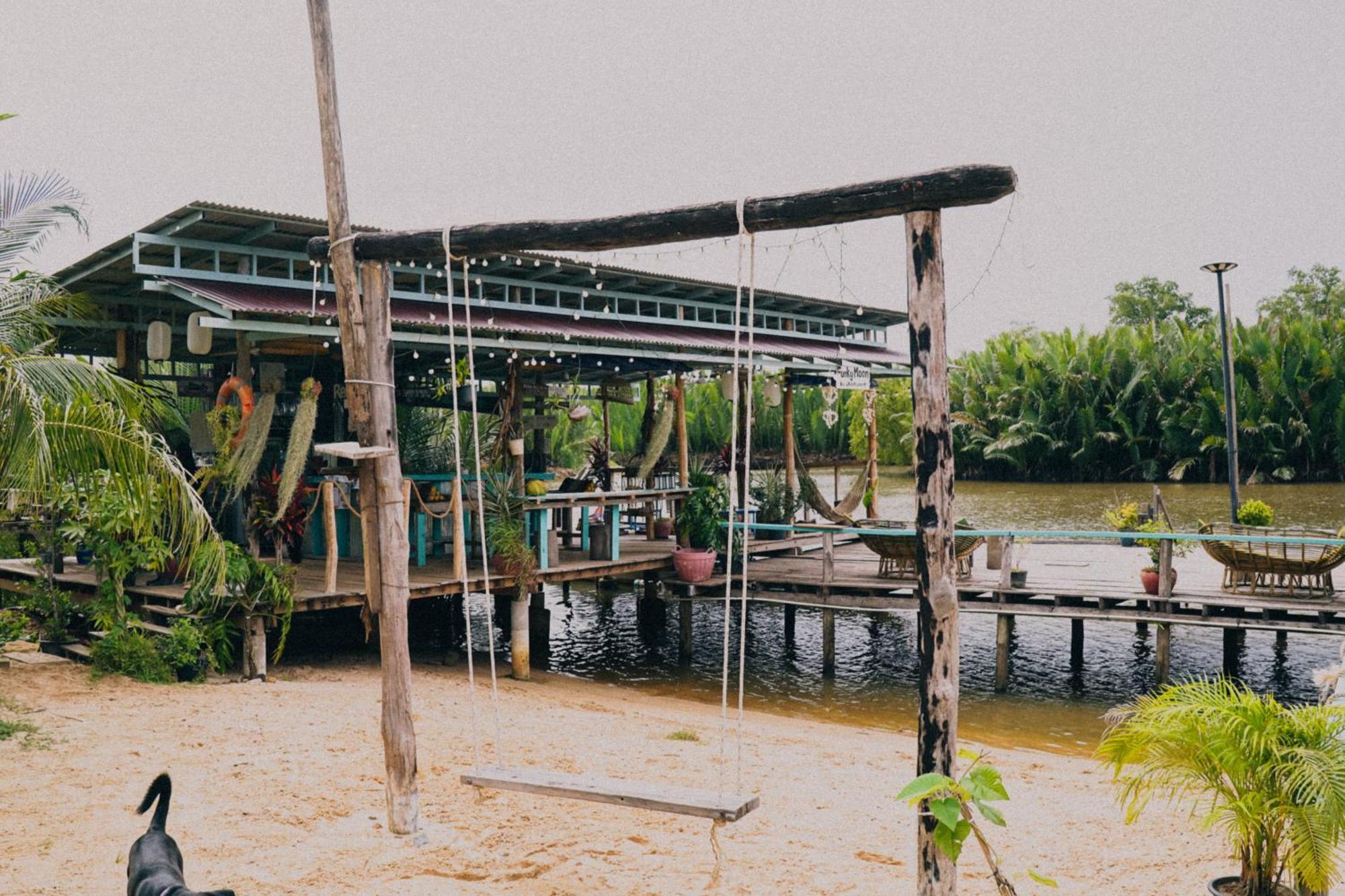 Funky Moon Kampot Hostel Eksteriør bilde